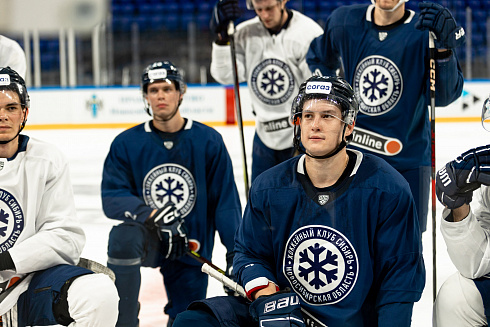 Шайбу, шайбу сибирские хоккеисты! 