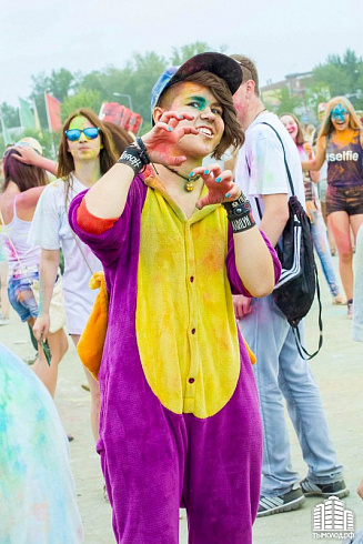 Фестиваль красок "Holi-Day" у ТЦ "МЕГА"