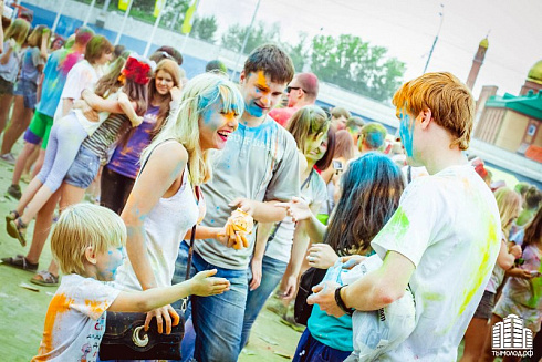 Фестиваль красок "Holi-Day" у ТЦ "МЕГА"