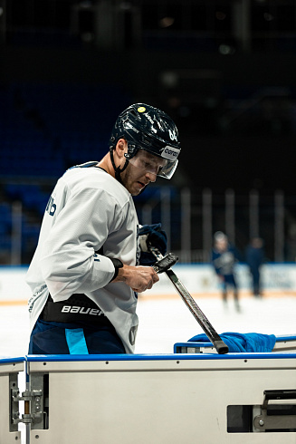 Шайбу, шайбу сибирские хоккеисты! 