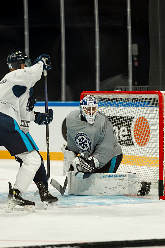 Шайбу, шайбу сибирские хоккеисты! 