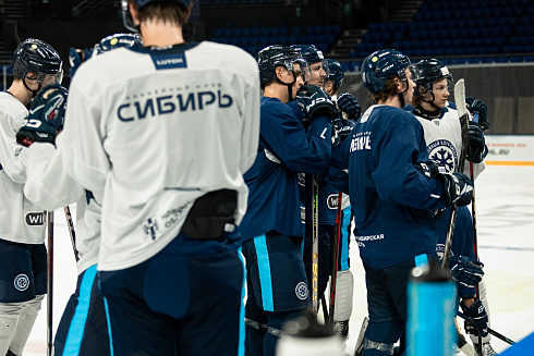 Шайбу, шайбу сибирские хоккеисты! 