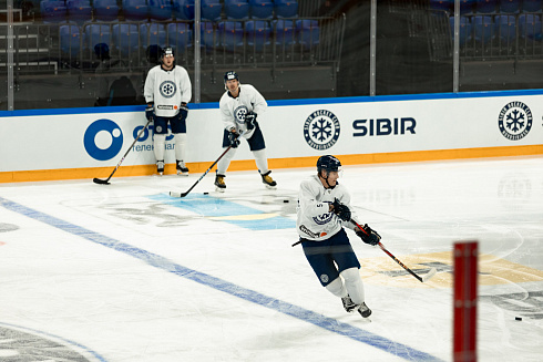 Шайбу, шайбу сибирские хоккеисты! 
