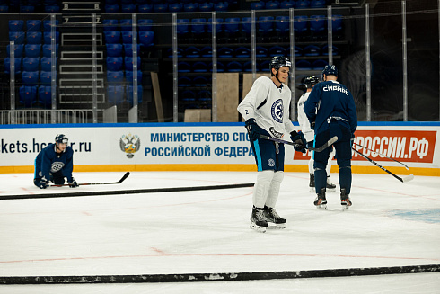 Шайбу, шайбу сибирские хоккеисты! 