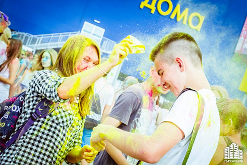 Фестиваль красок "Holi-Day" у ТЦ "МЕГА"
