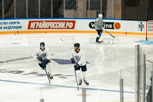 Шайбу, шайбу сибирские хоккеисты! 