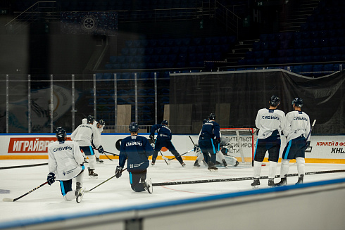 Шайбу, шайбу сибирские хоккеисты! 