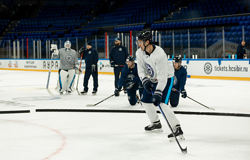 Шайбу, шайбу сибирские хоккеисты! 