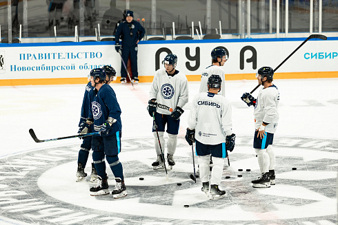 Шайбу, шайбу сибирские хоккеисты! 