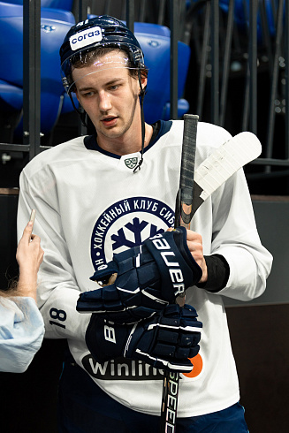 Шайбу, шайбу сибирские хоккеисты! 