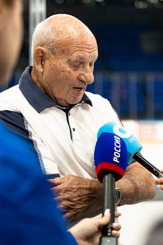 Шайбу, шайбу сибирские хоккеисты! 