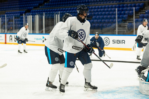 Шайбу, шайбу сибирские хоккеисты! 