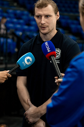 Шайбу, шайбу сибирские хоккеисты! 