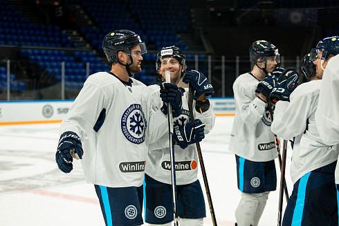 Шайбу, шайбу сибирские хоккеисты! 