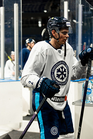 Шайбу, шайбу сибирские хоккеисты! 