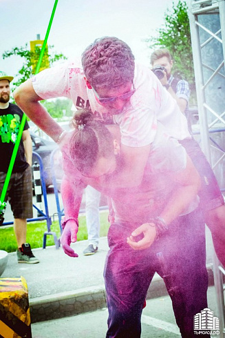 Фестиваль красок "Holi-Day" у ТЦ "МЕГА"