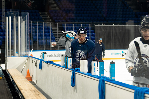 Шайбу, шайбу сибирские хоккеисты! 