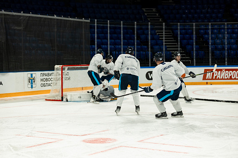 Шайбу, шайбу сибирские хоккеисты! 