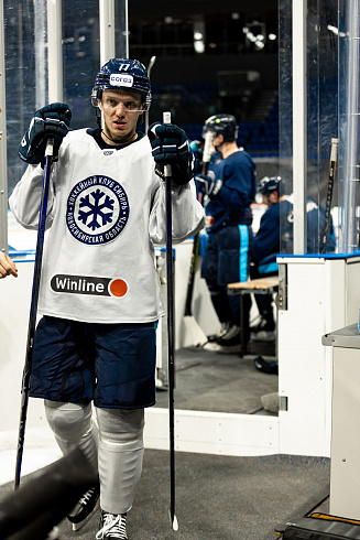 Шайбу, шайбу сибирские хоккеисты! 