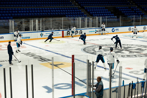 Шайбу, шайбу сибирские хоккеисты! 