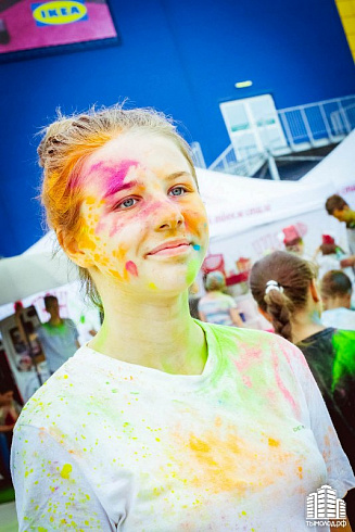 Фестиваль красок "Holi-Day" у ТЦ "МЕГА"