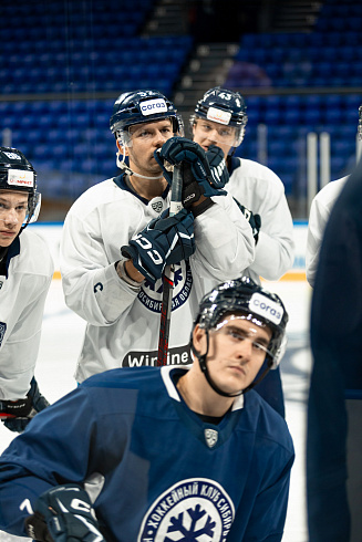 Шайбу, шайбу сибирские хоккеисты! 