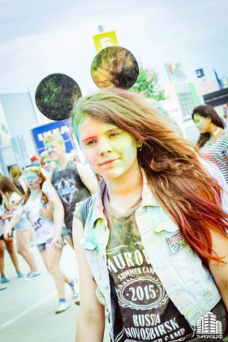 Фестиваль красок "Holi-Day" у ТЦ "МЕГА"