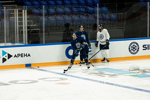 Шайбу, шайбу сибирские хоккеисты! 