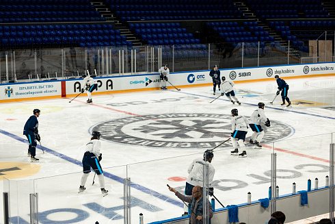 Шайбу, шайбу сибирские хоккеисты! 