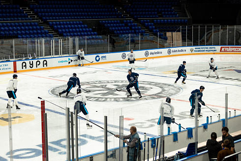 Шайбу, шайбу сибирские хоккеисты! 
