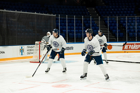 Шайбу, шайбу сибирские хоккеисты! 