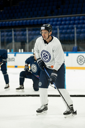 Шайбу, шайбу сибирские хоккеисты! 