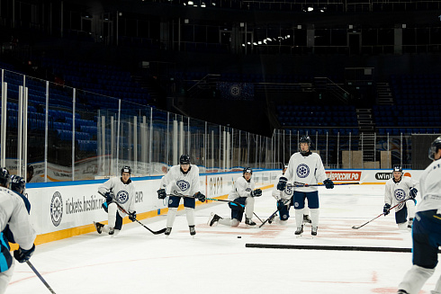 Шайбу, шайбу сибирские хоккеисты! 