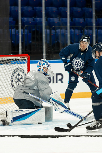 Шайбу, шайбу сибирские хоккеисты! 