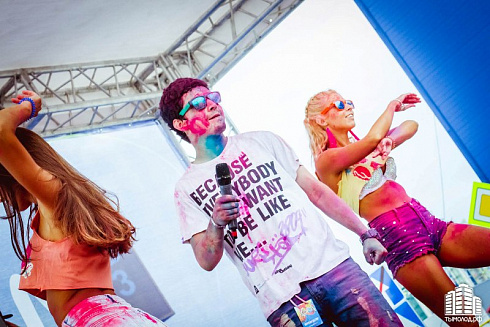 Фестиваль красок "Holi-Day" у ТЦ "МЕГА"