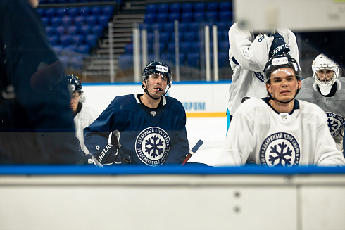 Шайбу, шайбу сибирские хоккеисты! 