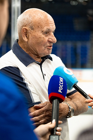 Шайбу, шайбу сибирские хоккеисты! 