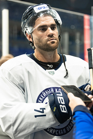 Шайбу, шайбу сибирские хоккеисты! 