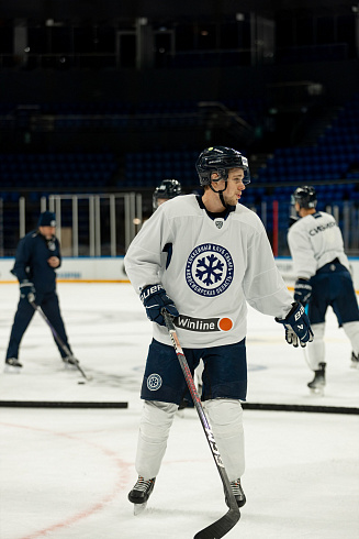 Шайбу, шайбу сибирские хоккеисты! 