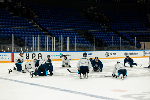 Шайбу, шайбу сибирские хоккеисты! 