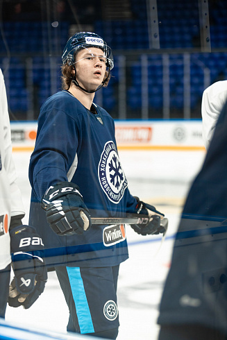 Шайбу, шайбу сибирские хоккеисты! 