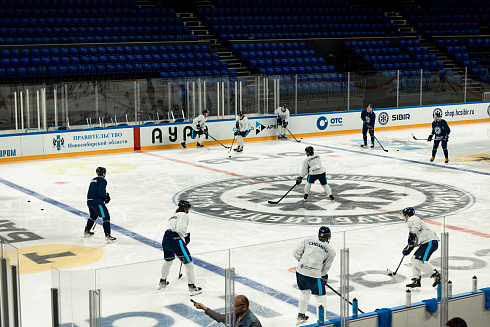 Шайбу, шайбу сибирские хоккеисты! 