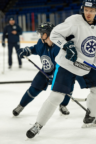 Шайбу, шайбу сибирские хоккеисты! 