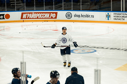 Шайбу, шайбу сибирские хоккеисты! 