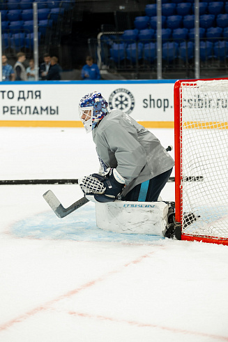 Шайбу, шайбу сибирские хоккеисты! 