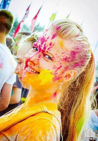 Фестиваль красок "Holi-Day" у ТЦ "МЕГА"