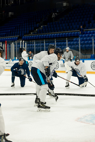 Шайбу, шайбу сибирские хоккеисты! 