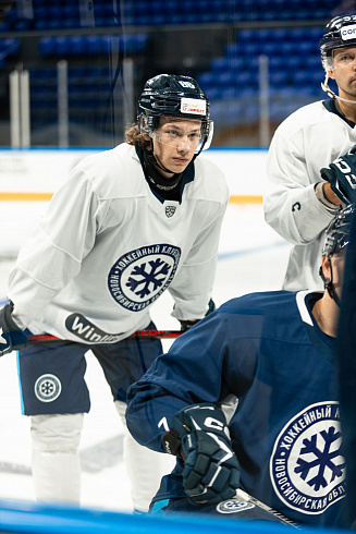 Шайбу, шайбу сибирские хоккеисты! 