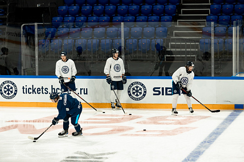 Шайбу, шайбу сибирские хоккеисты! 