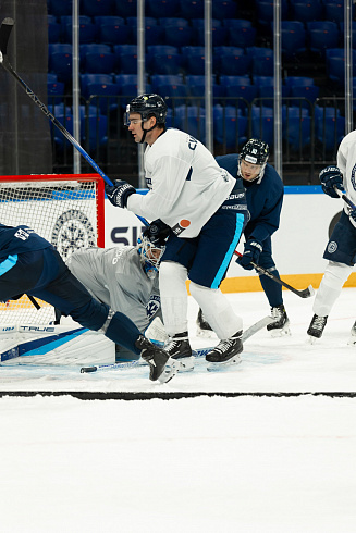 Шайбу, шайбу сибирские хоккеисты! 